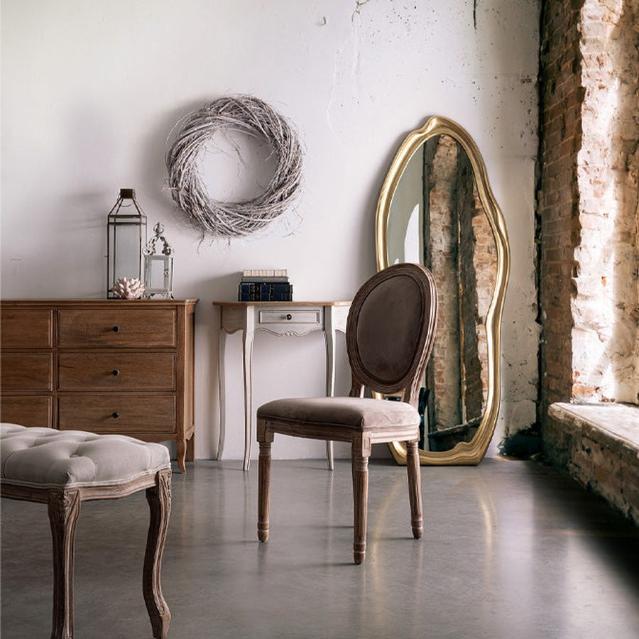 Taupe színű, bársony hatású szövettel kárpitozott étkezőszék.