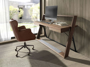 Sötétbarna marhabőrrel kárpitozott, álltató magasságú, forgó bőrfotel.