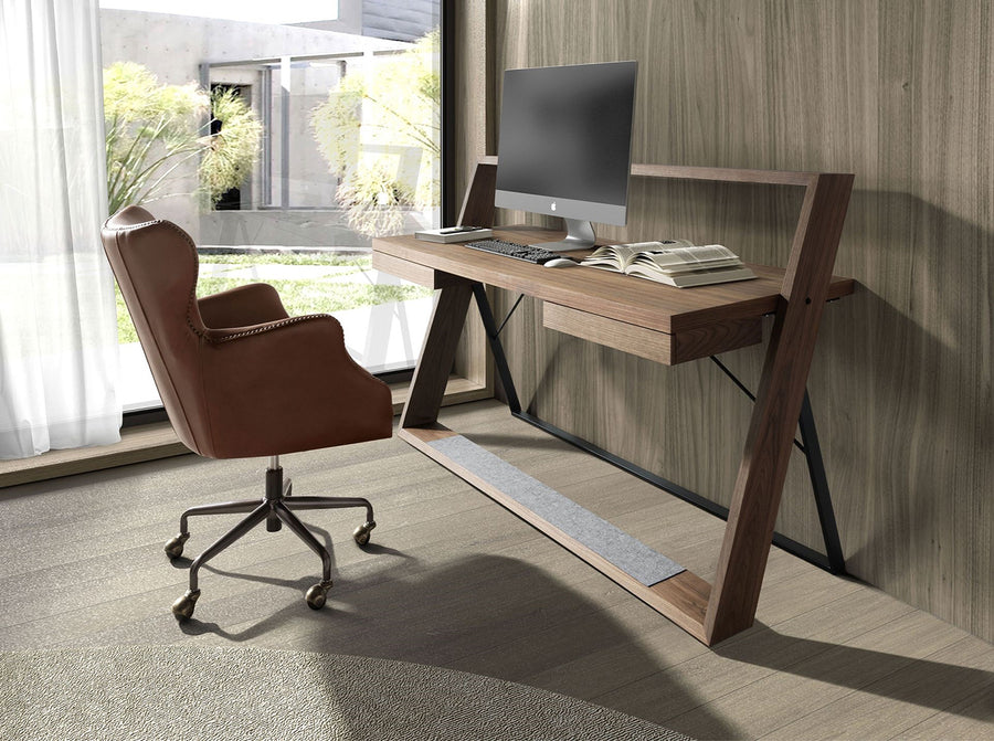 Sötétbarna marhabőrrel kárpitozott, álltató magasságú, forgó bőrfotel.