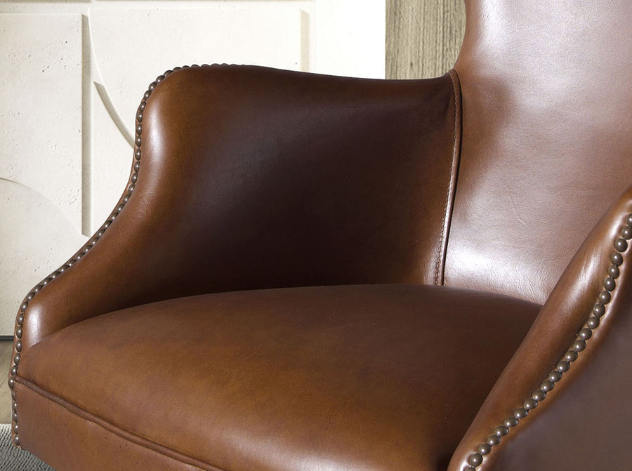 Sötétbarna marhabőrrel kárpitozott, álltató magasságú, forgó bőrfotel.