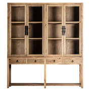 Natúr színű, pácolt felületű szilfából készült, 2 ajtós és 4 fiókos nagy vitrines szekrény.