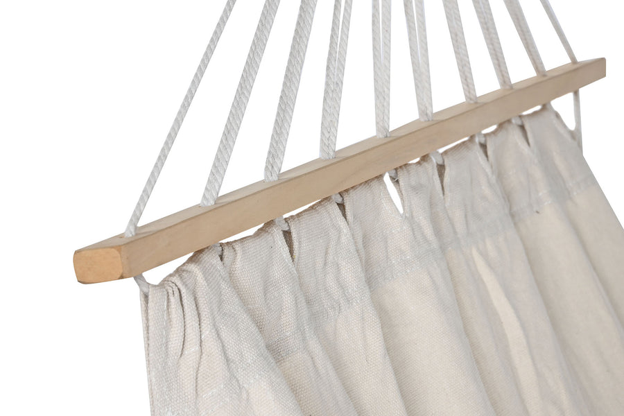 Fa tartórúd és pamut kötelek részlete a Maya Swing függőágynál.