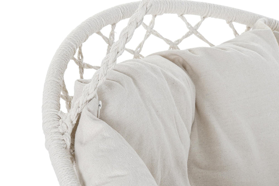 Maya Swing bézs pamut függőszék fonott karfájának és párnájának közeli részlete.