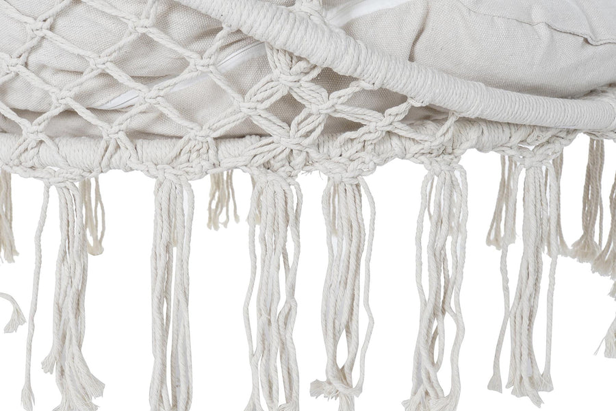 Maya Swing bézs pamut függőszék makramé kötésének és rojtjainak közeli részlete.