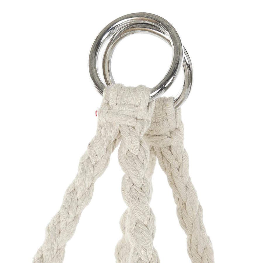 Maya Swing bézs pamut függőszék felfüggesztésének fém karikái és fonott zsinórjai közelről.