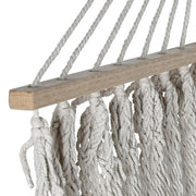 Maya Swing fehér pamut függőágy fa rúdjának és felfüggesztő köteleinek közeli részlete.