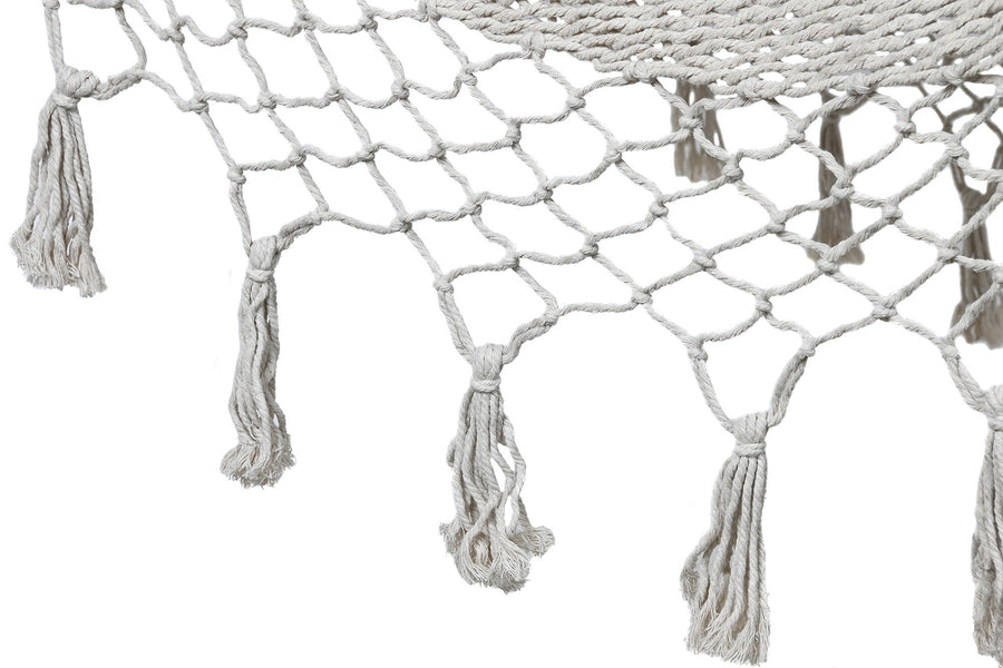 Maya Swing fehér pamut függőágy makramé mintás oldaldíszítésének részlete.