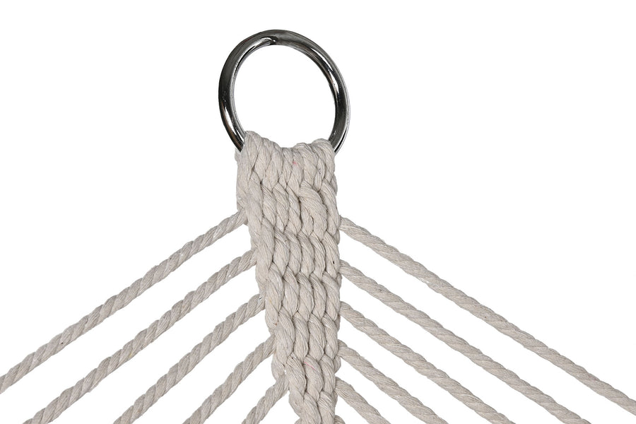 Maya Swing fehér pamut függőágy fém felfüggesztő karikája és köteleinek közelije.