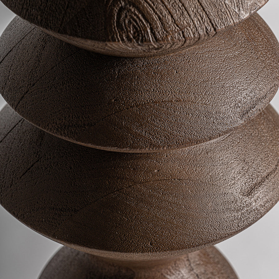 Barna színű design állólámpa, krém színű juta lámpaernyővel.