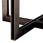 Faszénfekete színű tölgyfurnérból és bronz felületű rozsdamentes acélból készült, ovális formájú design étkezőasztal.