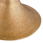 Natúrszínű tölgyfurnérból és sárgaréz felületű rozsdamentes acélból készült, kerek formájú design étkezőasztal.