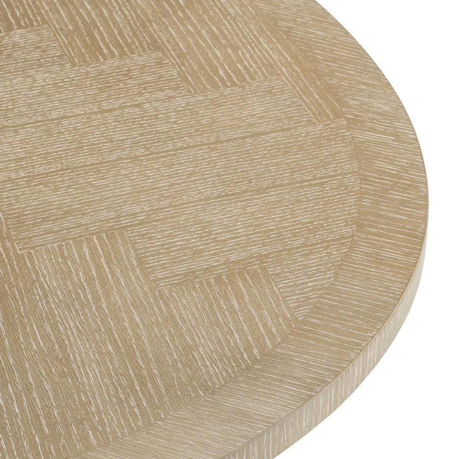 Natúrszínű tölgyfurnérból és sárgaréz felületű rozsdamentes acélból készült, ovális formájú design étkezőasztal.