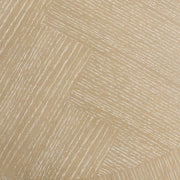 Natúrszínű tölgyfurnérból és sárgaréz felületű rozsdamentes acélból készült, ovális formájú design étkezőasztal.