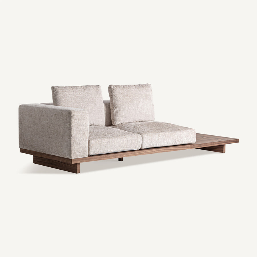 METTI japandi stílusú kanapé ferde nézetben, taupe kárpittal