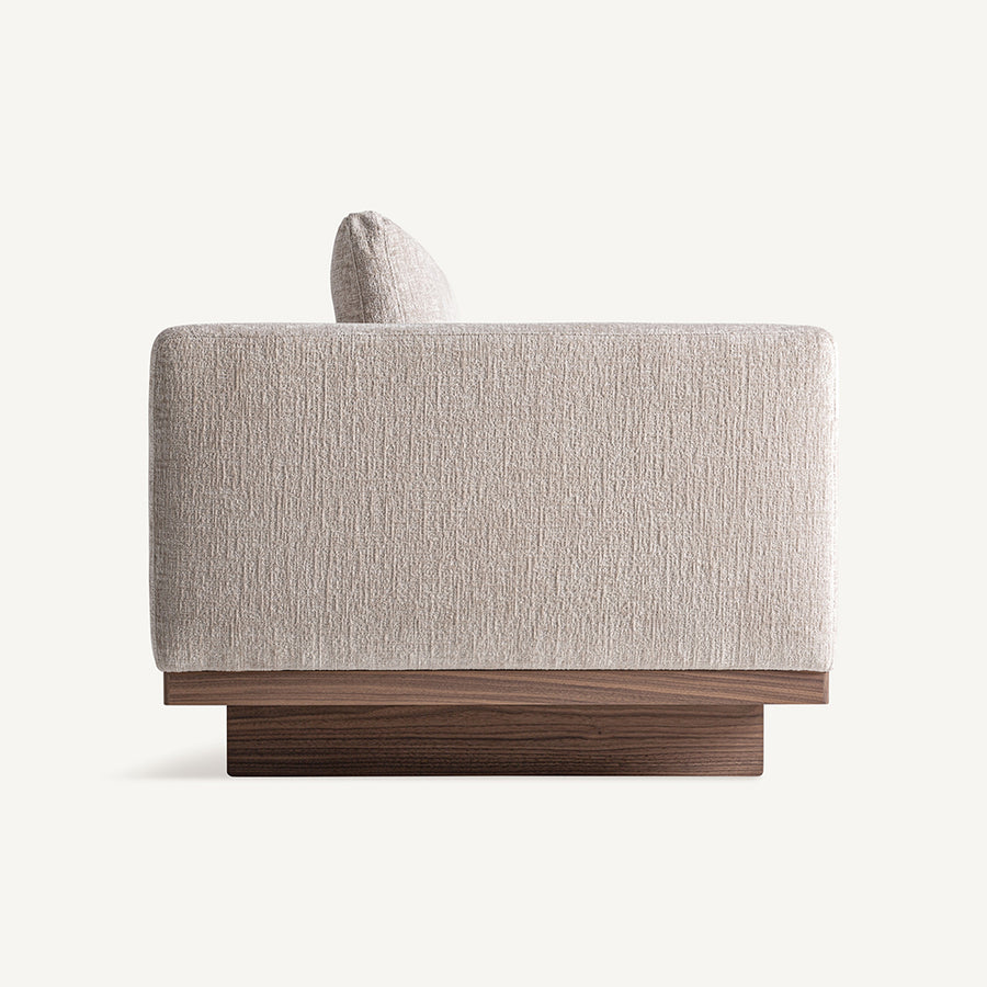 METTI kanapé oldalnézetből, modern fa talapzattal