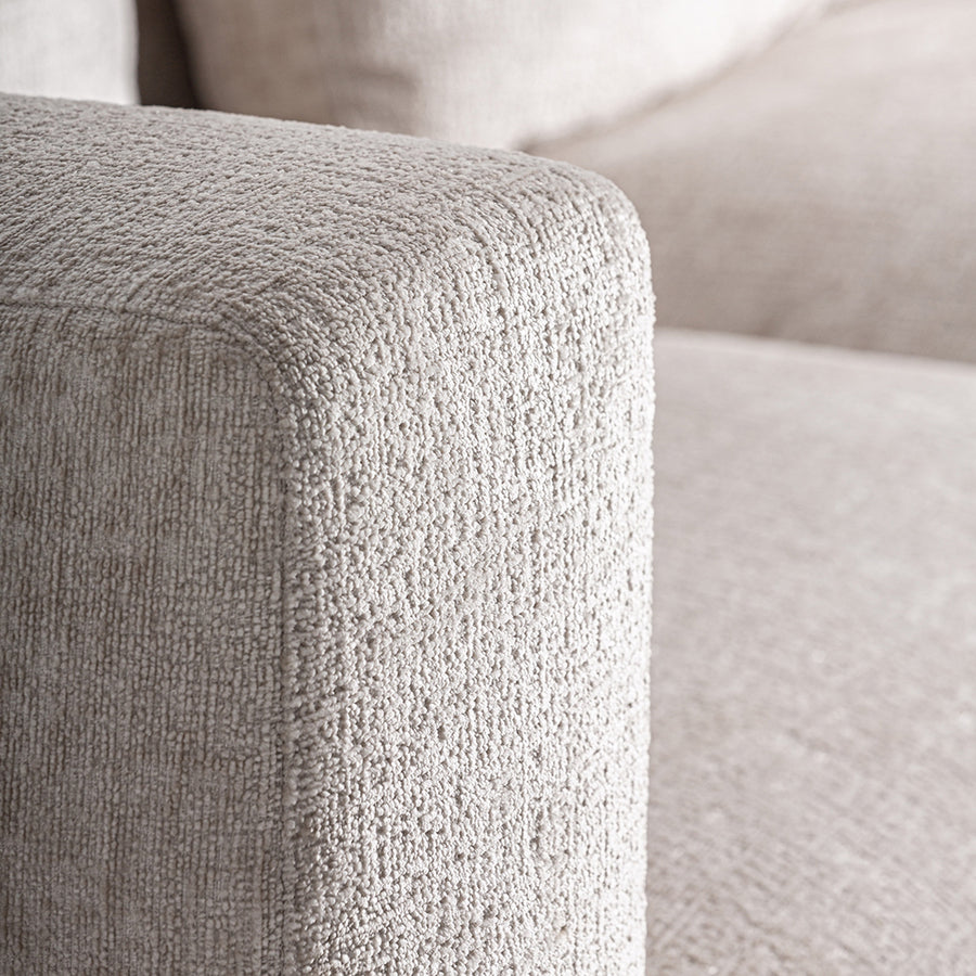 METTI kanapé kárpitozott karfa részletfotó taupe textillel