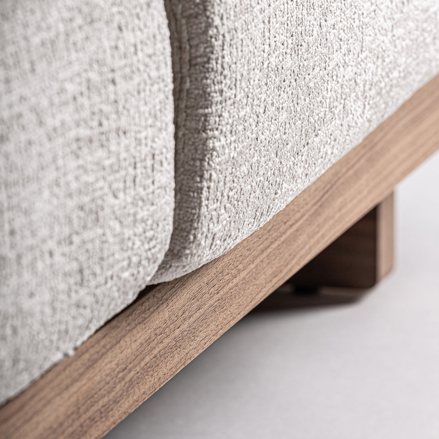 A kanapé fa alapzatának és kárpitjának találkozása közelről