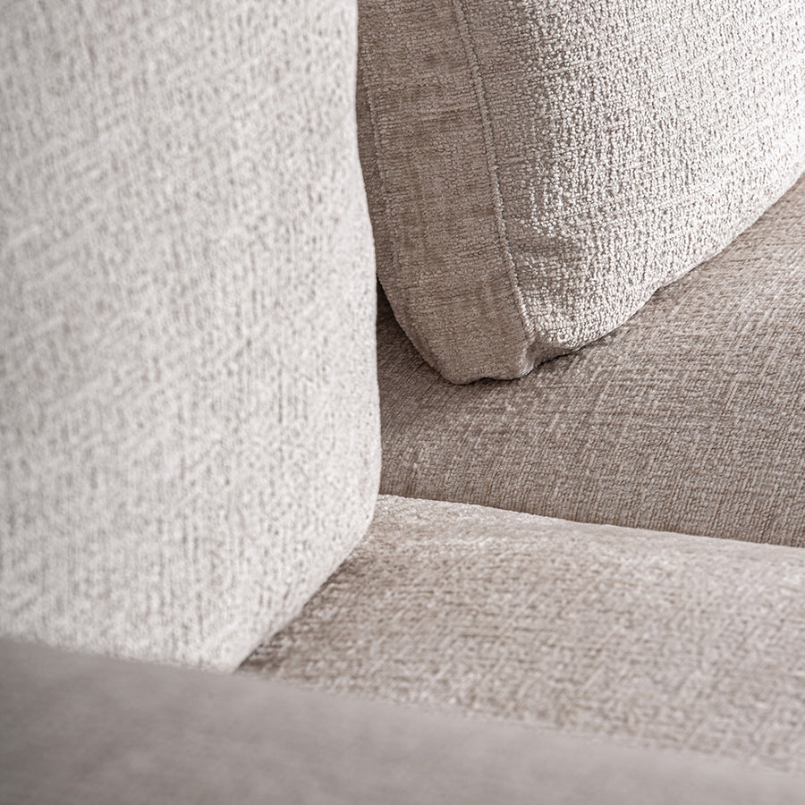 Ülő- és háttámlapárnák közötti részlet a METTI kanapén