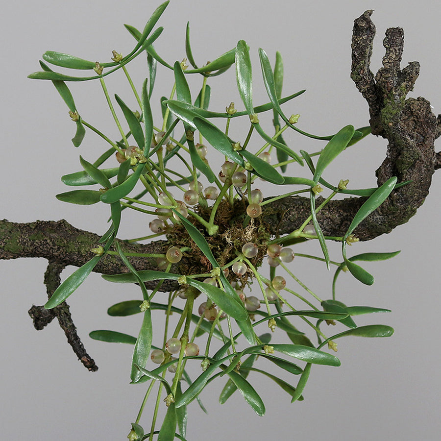 Részletfotó Real Touch mű fagyöngy bokorról zöld levelekkel és bogyókkal, élethű kidolgozásban.