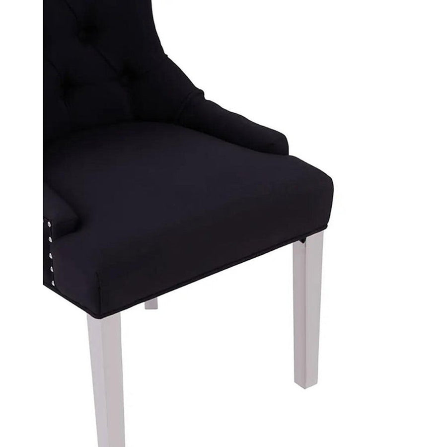 Ezüstszínű, rozsdamentes acéllábbakon álló, fekete színű poliészter vászonnal kárpitozott dizájn étkezőszék.