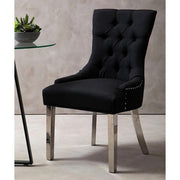 Ezüstszínű, rozsdamentes acéllábbakon álló, fekete színű poliészter vászonnal kárpitozott dizájn étkezőszék.