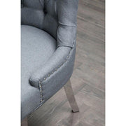 Ezüstszínű, rozsdamentes acéllábbakon álló, szürke színű poliészter vászonnal kárpitozott dizájn étkezőszék.