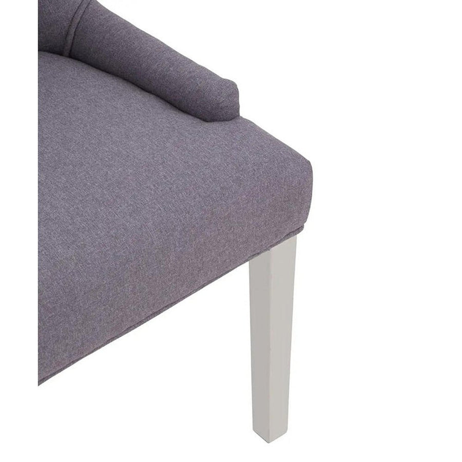 Ezüstszínű, rozsdamentes acéllábbakon álló, szürke színű poliészter vászonnal kárpitozott dizájn étkezőszék.