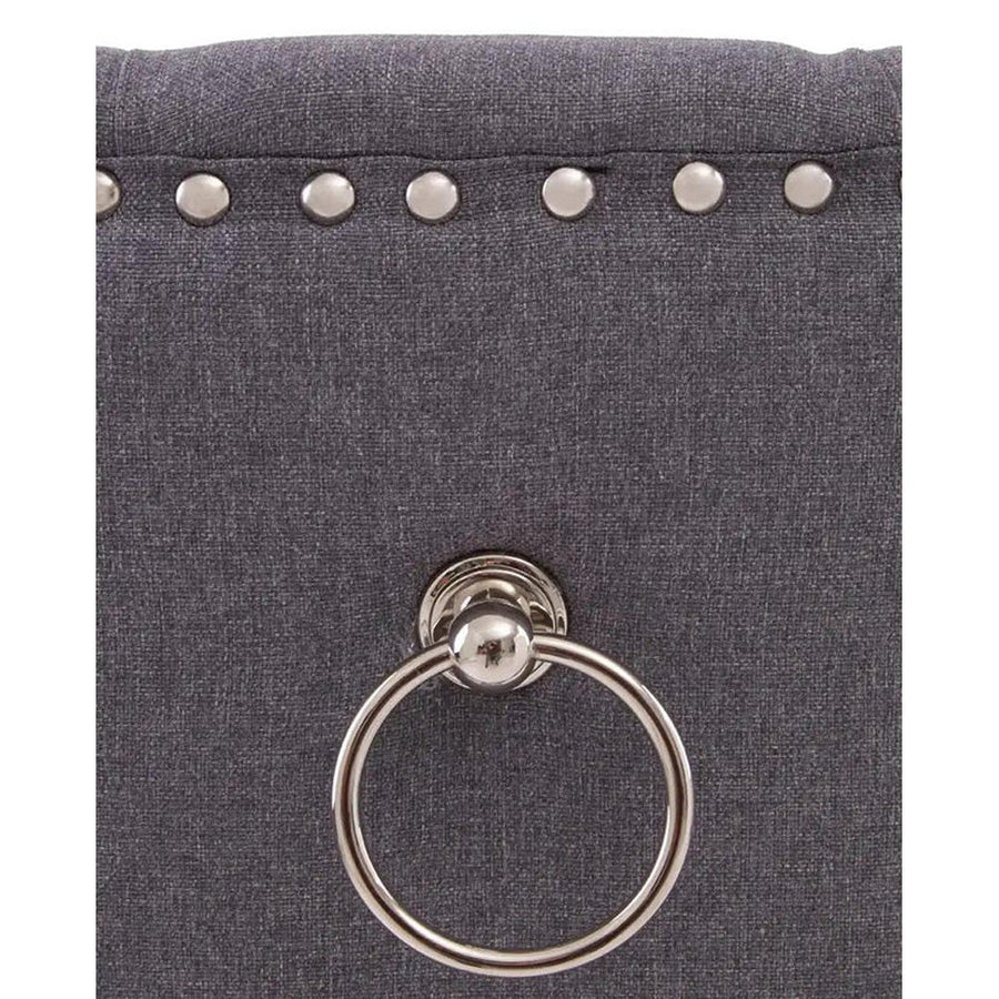 Ezüstszínű, rozsdamentes acéllábbakon álló, szürke színű poliészter vászonnal kárpitozott dizájn étkezőszék.