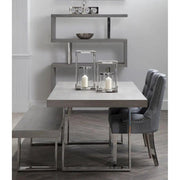 Ezüstszínű, rozsdamentes acéllábbakon álló, szürke színű poliészter vászonnal kárpitozott dizájn étkezőszék.