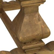 Közelkép a faragott oszlopláb részletéről, rusztikus, természetes felülettel