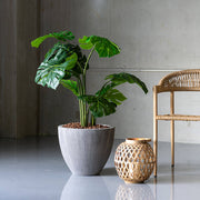 120 cm magas mű Monstera dekoratív kaspóban modern nappali enteriőrben
