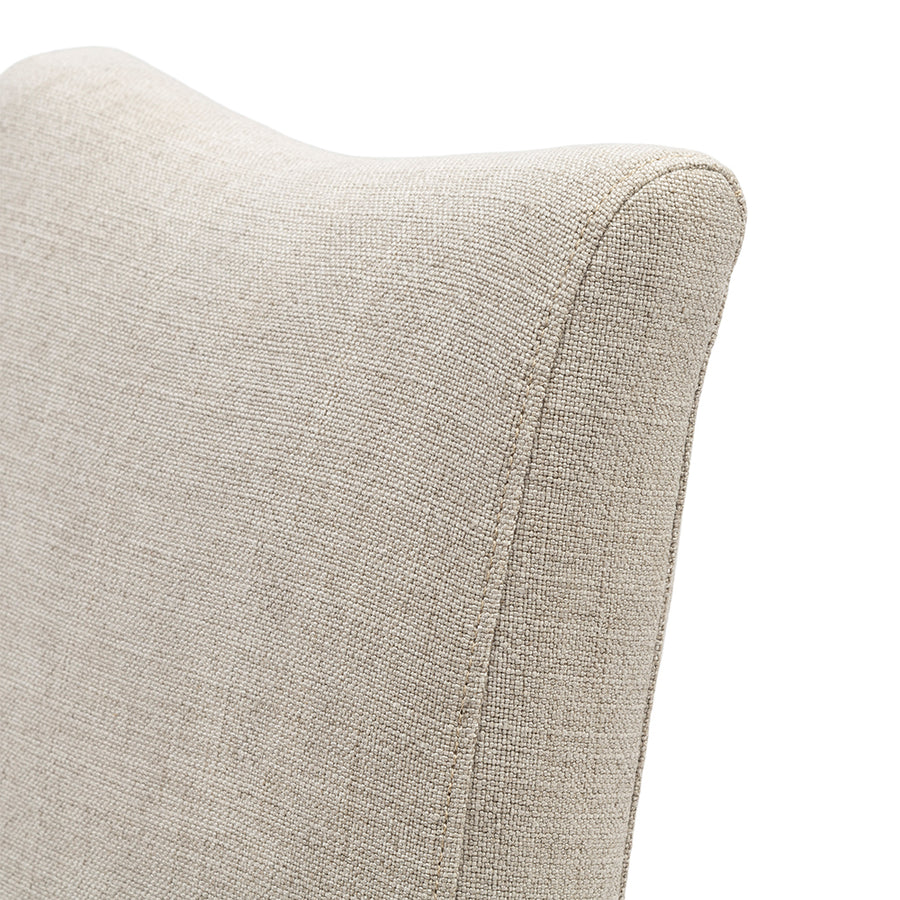 Étkezőszék háttámla ívelt formájának és varrásának közeli részlete