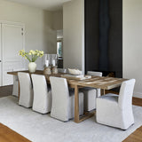 MONTI étkezőszékek hosszú fa asztal körül, elegáns terítéssel