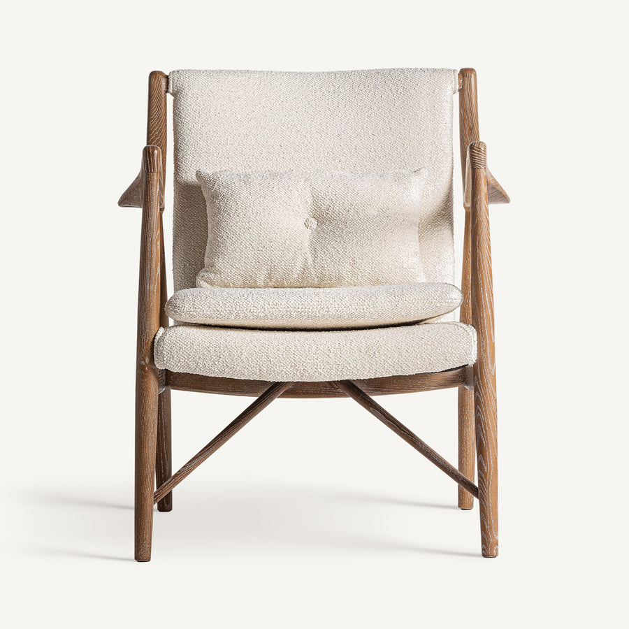 Tömör kőrisfából készült, fehér színű pamutbuklé szövettel kárpitozott, formatervezett kortárs fotel.