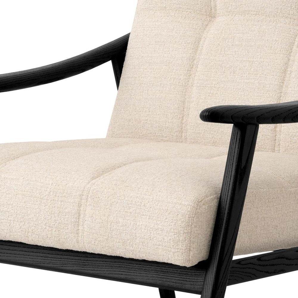 Bézs szövettel kárpitozott, formatervezett design fotel..