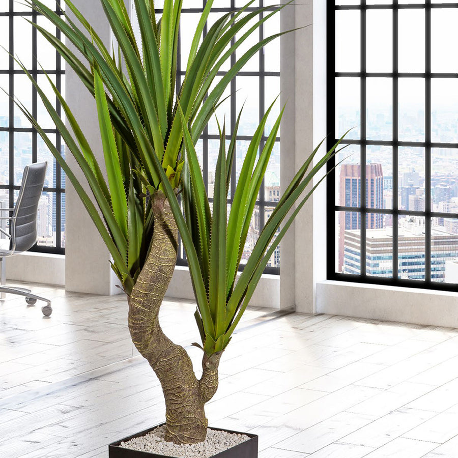 Zöld színű levelű, agave műnövény, fekete műanyagkaspóban.