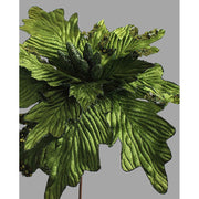 Zöld színű bársonyból készült dekoratív mű mikulásvirág.