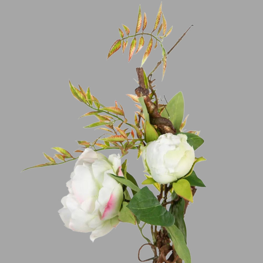 Krémszínű bazsarózsákból készült girland műnövény.