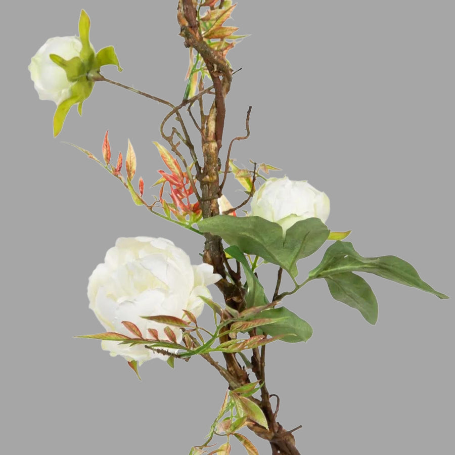 Krémszínű bazsarózsákból készült girland műnövény.