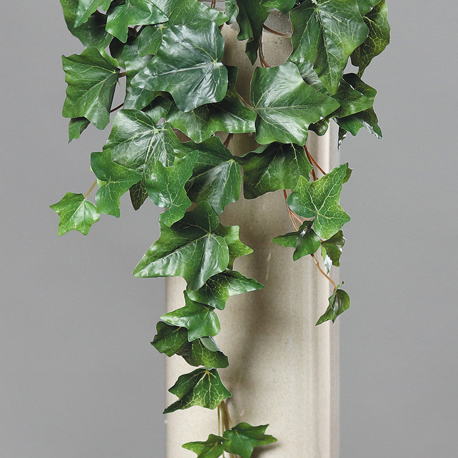 Zöld színű borostyán csüngő műnövény.