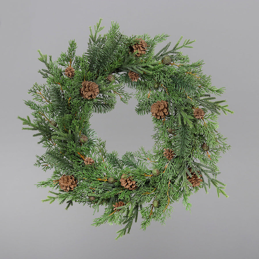 Tobozokkal díszített, mű ciprus fenyő mix koszorú.