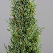 Dús kialakítású, mű dekor tujabokor, natúr színű jutazsákban.