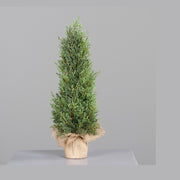 Dús kialakítású, mű dekor tujabokor, natúr színű jutazsákban.