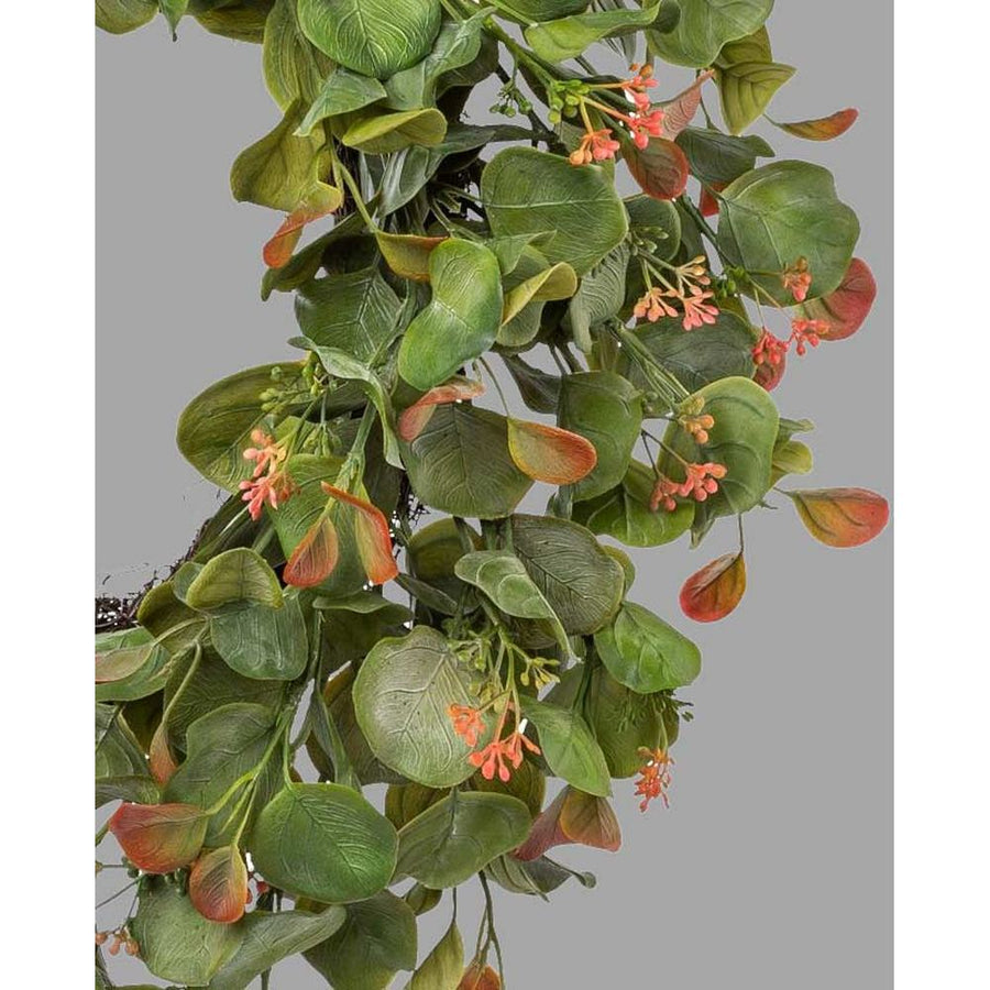 Virágzó, dús kialakítású, mű eukaliptusz koszorú.