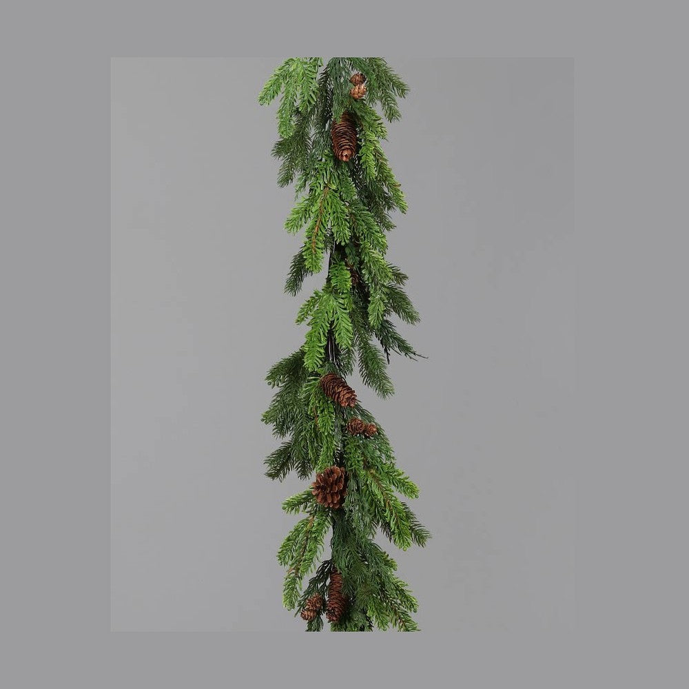Mesterséges fenyőágakból készült, tobozokkal díszített girland.