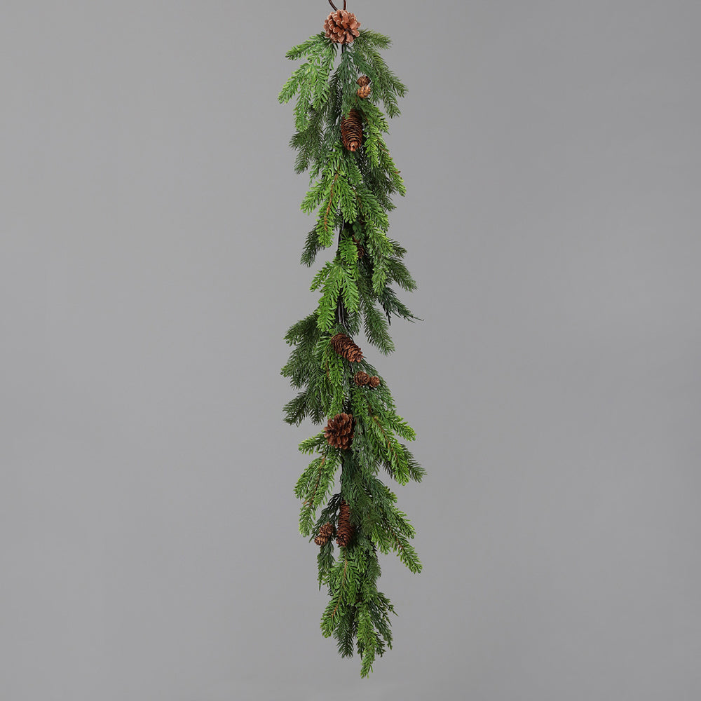 Mesterséges fenyőágakból készült, tobozokkal díszített girland.