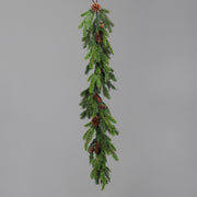 Mesterséges fenyőágakból készült, tobozokkal díszített girland.