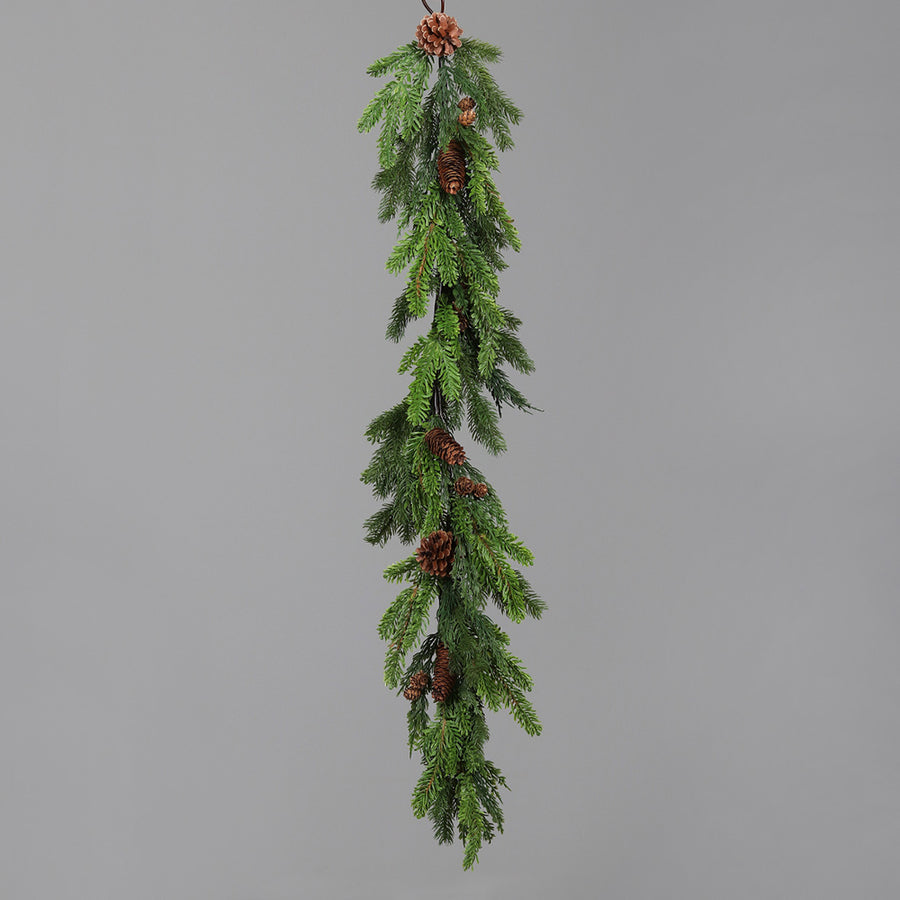 Mesterséges fenyőágakból készült, tobozokkal díszített girland.
