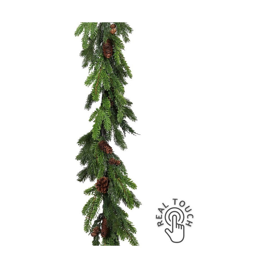 Mesterséges fenyőágakból készült, tobozokkal díszített girland.