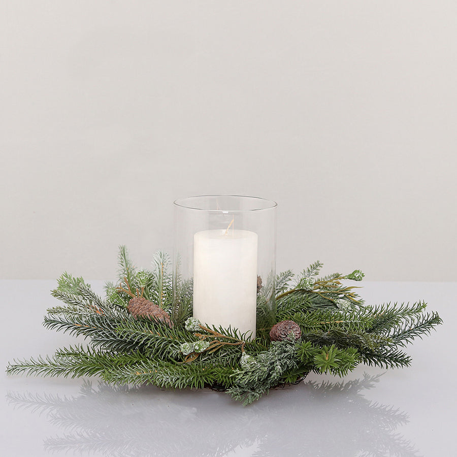 Mű fenyőkoszorú gyertyatartóval.